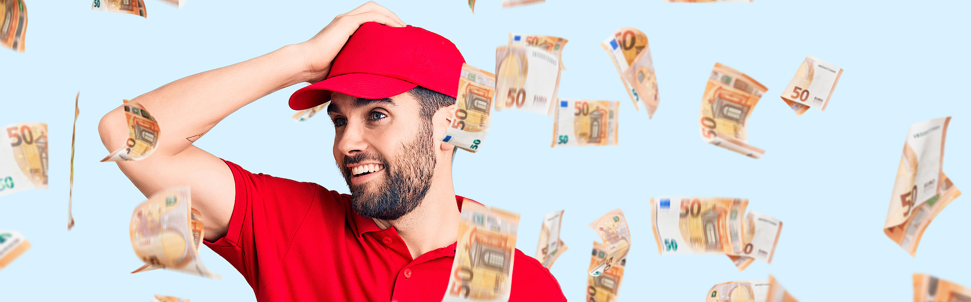 Ein junger Mann in der Uniform eines Lieferantenmit Baseball-Kappe freut sich über Geldsegen. Die Scheine fliegen um ihn herum.
