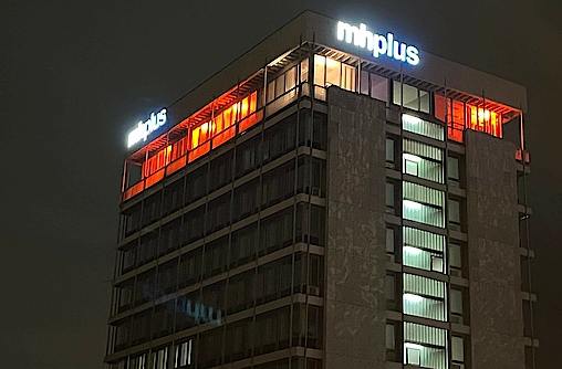 Das Gebäude der mhplus erstrahtl in Organge. Wir setzen damit ein Zeichen und sind bei der Orange the World-Initative dabei.