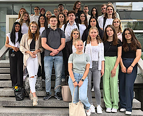 Gruppenbild der Auszubildenden und Studierenden des Jahrgangs 2023.