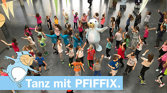 PFIFFIX tanzt mit vielen Kindern.
