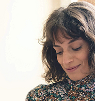 Junge Frau nutzt mit ihrem Smartphone die digitalen Services der mhplus.