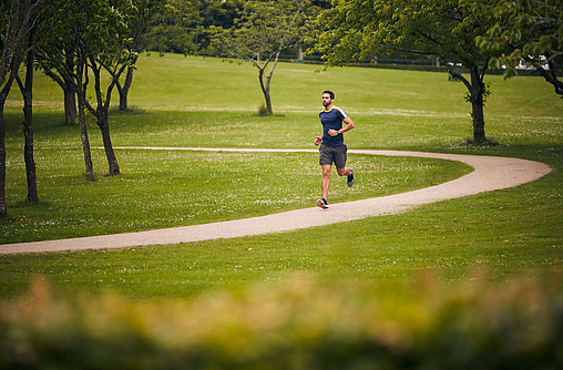 Mann joggt im Park und erlebt ein Runners High