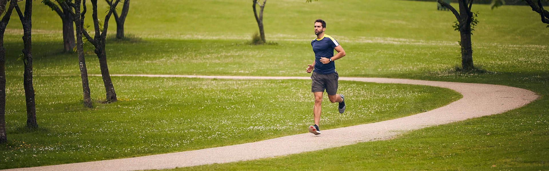 Mann joggt im Park und erlebt ein Runners High