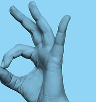 Hand, die ein OK-Zeichen macht