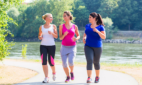 Schwangere Frauen joggen.