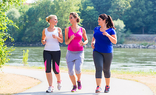 Schwangere Frauen joggen.