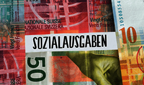 Schweizer Franken. Auf diesen steht weiß hinterlegt "Sozialausgaben"