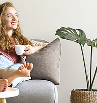 Frau prüft ob ihre Fragen bei den FAQs beantworten werden.