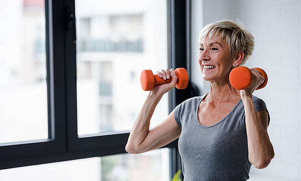 Seniorin beim Hanteltraining - Beweg dich fit.