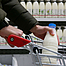 Kunde im Supermarkt mit Milchflasche