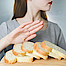 Ein Mädchen weigert sich Weißbrot zu essen. Sie verträgt es nicht.