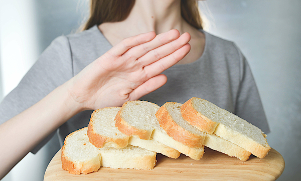 Ein Mädchen weigert sich Weißbrot zu essen. Sie verträgt es nicht.