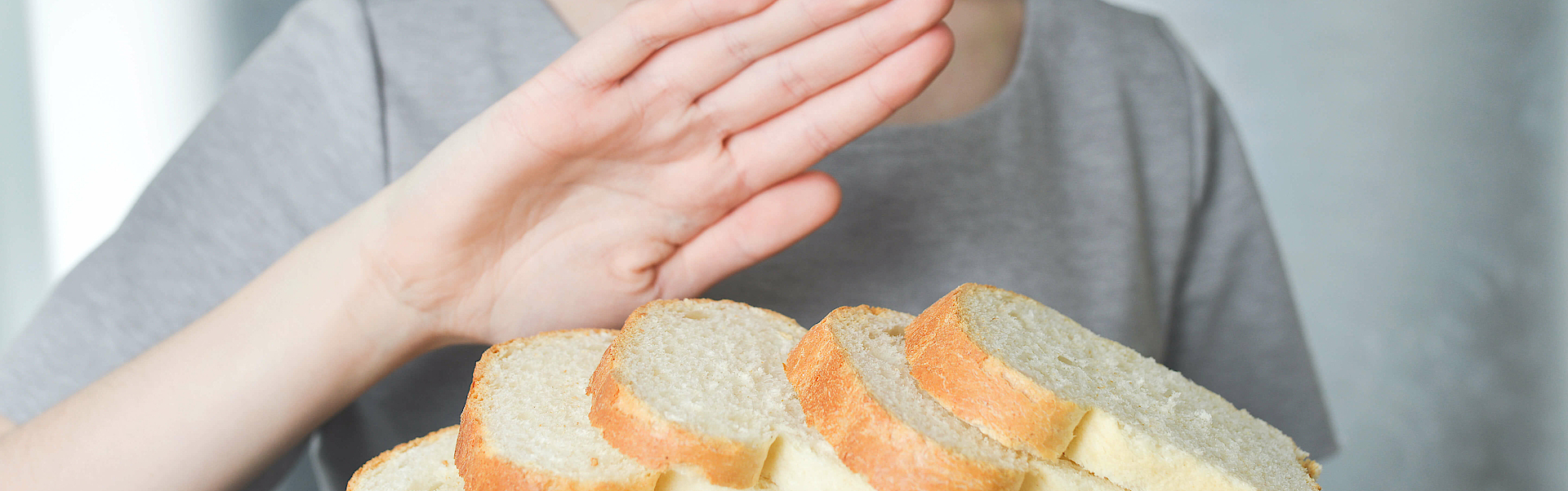 Ein Mädchen weigert sich Weißbrot zu essen. Sie verträgt es nicht.