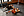 Ein Mann und eine Frau machen Sit-ups in einer Trainingshalle