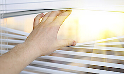Tipps gegen Hitze und blendende Sonne im Büro