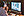 Mann mit Kopfhörern, der an einem Webinar teilnimmt.