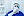 Ein Arzt in einem blauen Kittel hält eine aufgezogene Spritze in seiner rechten Hand. 