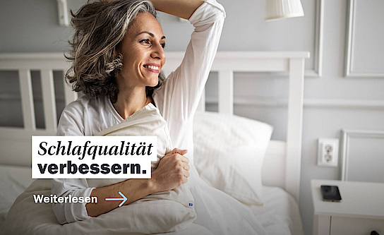Frau wacht gerade im Bett auf