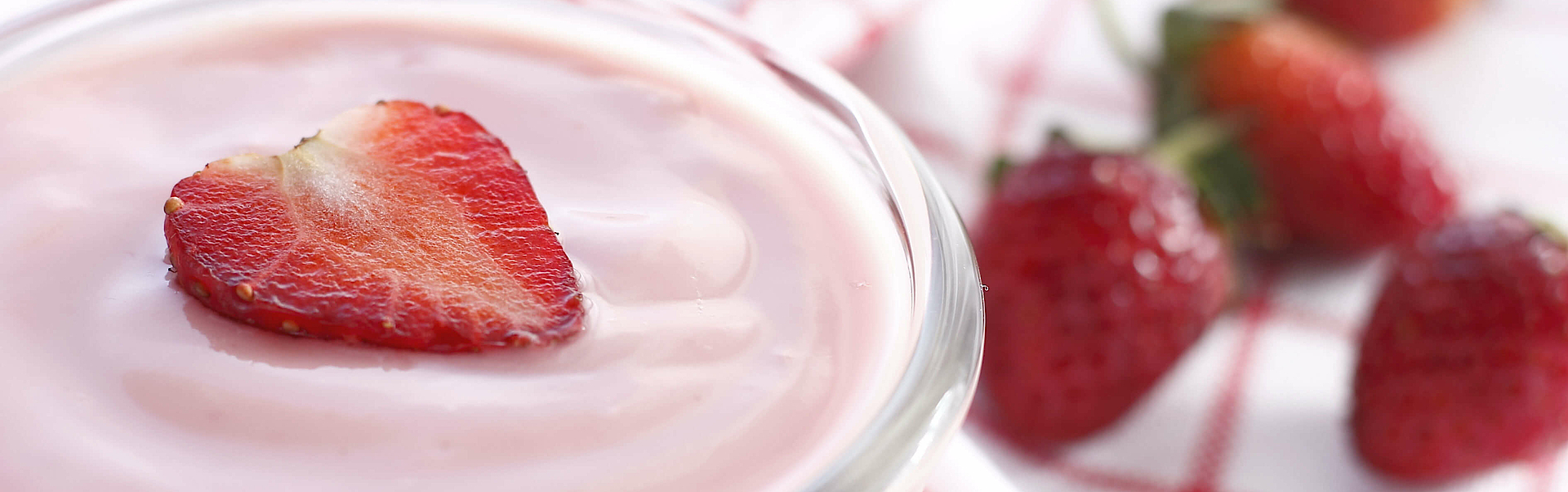 Erdbeerjoghurt mit Erdbeeren und Erdbeerscheiben als Deko.