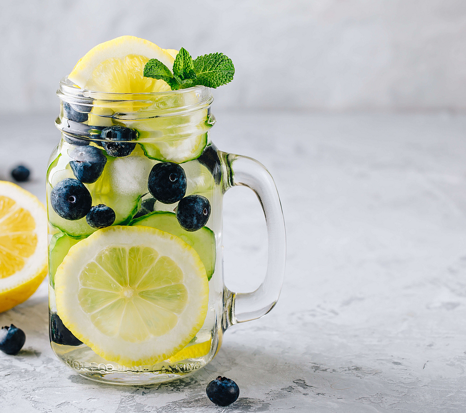Detoxwasser im Glas.