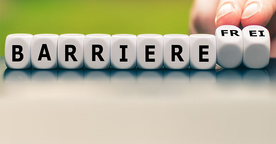 Auf jedem Würfel steht ein Buchstabe, der Schriftzug heißt Barrierefreiheit.