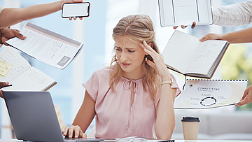 Frau sucht im Laptop nach Zeitmanagementmethoden