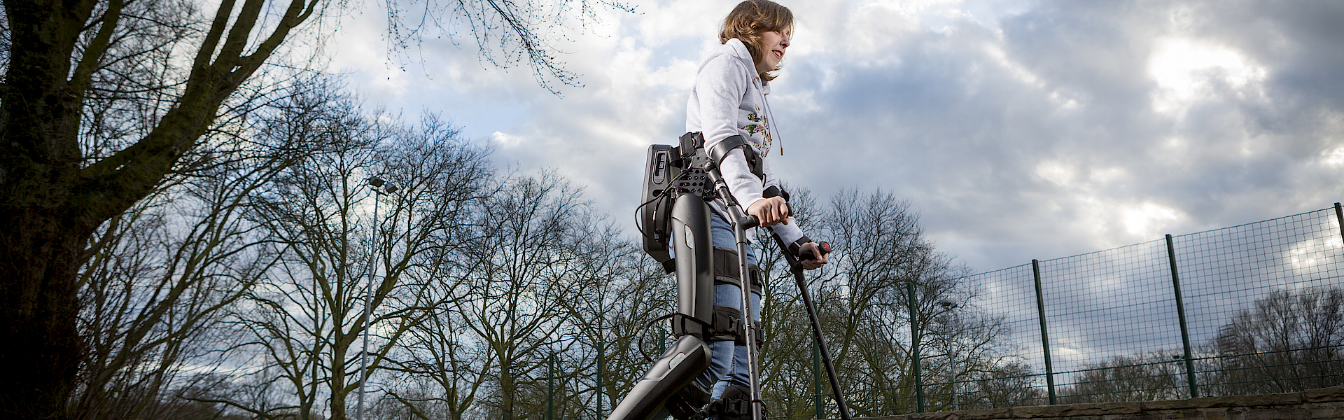 Querschnittsgelähmte kann mithilfe des Exoskelett wieder gehen.