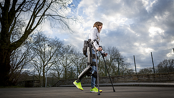 Die Frau kann mit Hilfe des Exoskeletts wieder laufen.