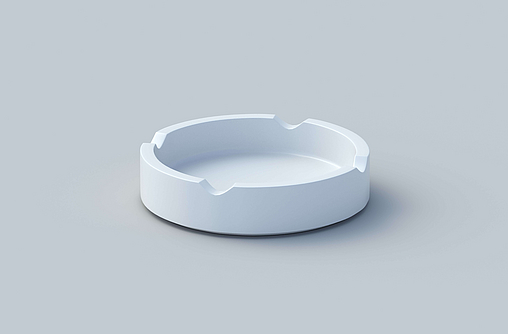 Ein leerer Aschenbecher steht auf dem Tisch, er symbolisiert den Nikotinentzug.