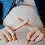 Schwangere Frau symbolisiert ein X-Zeichen.