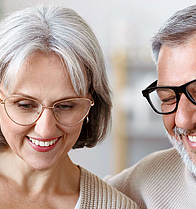 Paar sucht mit dem Laptop nach Infos zu den digitalen Gesundheitsanwendungen.