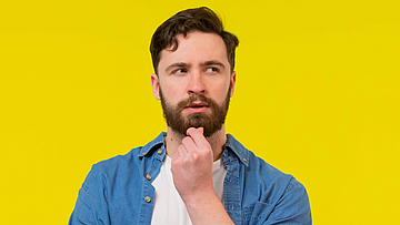 Mann im mittleren Alter vor gelben Hintergrund