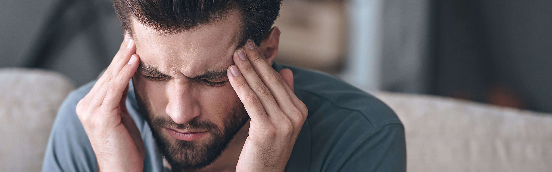 Junger Mann hat öfters Schmerzen er nimmt an der Digitale Behandlung von medicalmotion teil.