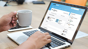 Auf dem Bildschirm eines Laptops ist die Startseite von workfitconnect zu sehen.