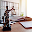 Statue der Justitia im Büro einer Anwaltskanzlei.