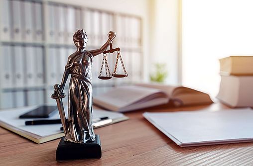 Statue der Justitia im Büro einer Anwaltskanzlei.