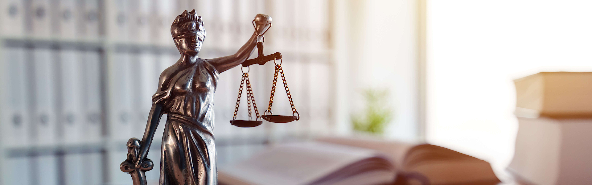 Statue der Justitia im Büro einer Anwaltskanzlei.