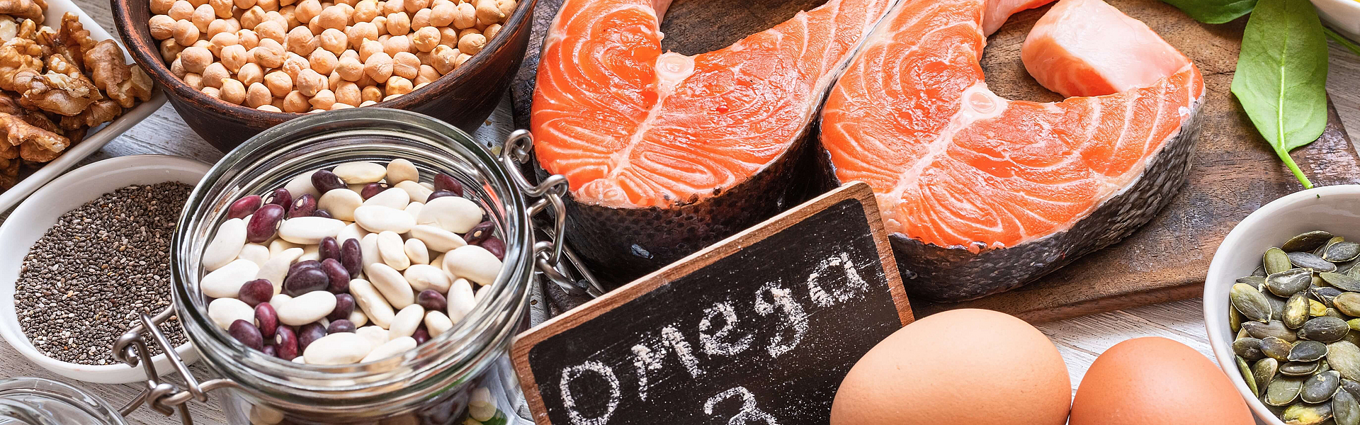  Eine Auswahl an omega-3-reichhaltigen Lebensmitteln auf einem Tisch