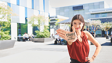  Eine Frau mit ausgestreckter Hand auf dieser steht, dass man bei der mhplus Mitglied werden soll.