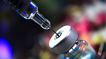 Impfstoff Durchstechflasche Dosis Grippe Schuss Arzneimittel Spritze, medizinisches Konzept Impfung Hypodermische Injektion Behandlung Krankheitsbehandlung Krankenhaus Immunisationskrankheit Baby.blauer Hintergrund