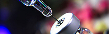 Impfstoff Durchstechflasche Dosis Grippe Schuss Arzneimittel Spritze, medizinisches Konzept Impfung Hypodermische Injektion Behandlung Krankheitsbehandlung Krankenhaus Immunisationskrankheit Baby.blauer Hintergrund