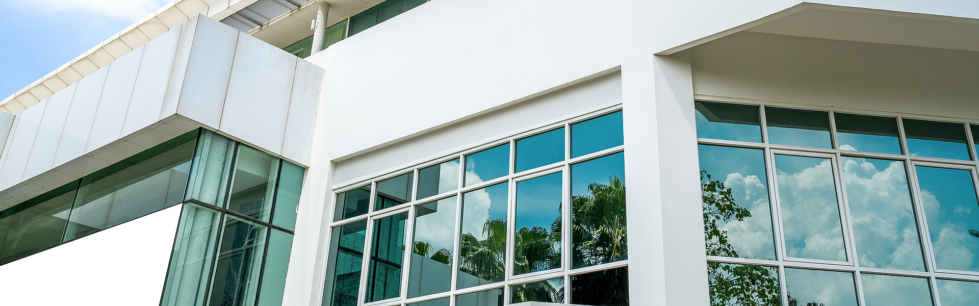 Ein modernes Krankenhaus von außen.