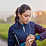 Eine Frau kontrolliert ihren Puls beim Sport