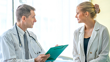 Frau informiert sich beim Arzt über die Vorteile des Hausarztprogramms.