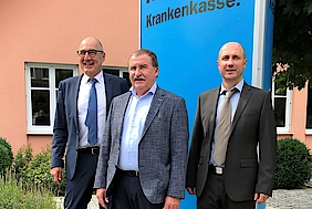 Vorstand Winfried Baumgärtner, Max Straubinger MdB und Servicecenterleiter Werner Gohla vor dem mhplus-Servicecenter in Marklkofen (v.l.n.r.).