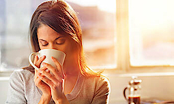 Eine Tasse Tee genießen