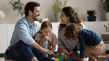 Eltern mit ihren Kindern - soziale Beziehungen sind eine der 7 Säulen der Resilienz