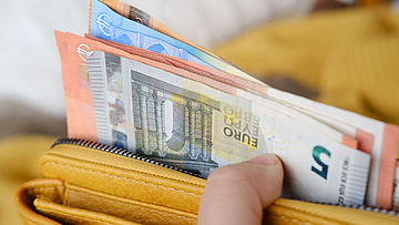 Geldbörse aus gelbem Leder.