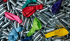 Windbeutelkapseln und Luftballons: Die Metallzylinder enthalten Lachgas