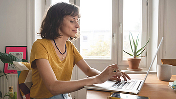 Junge Frau verwendet das Kontaktformular. 